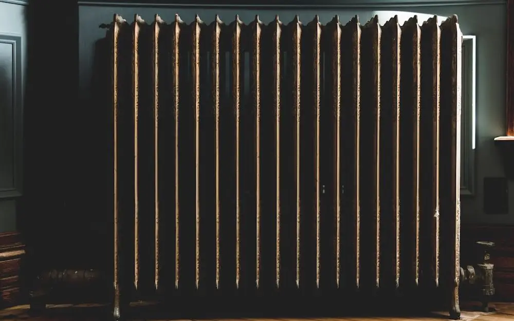 Radiator van een centrale verwarming die wordt nagekeken