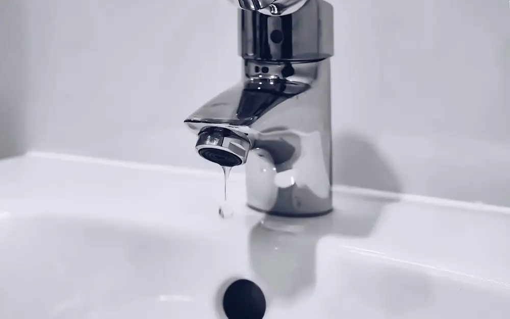 Nieuwe sanitaire leidingen en kraanwerk in een badkamer
