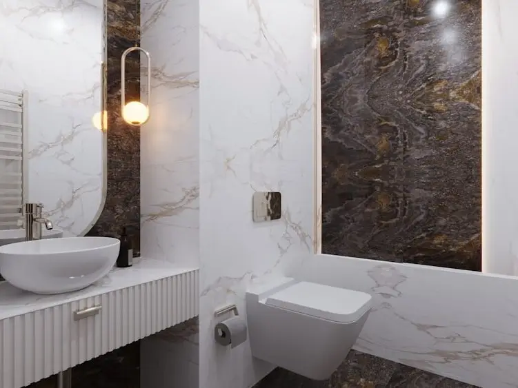 Afgewerkte badkamer met ligbad na vervanging van de leidingen