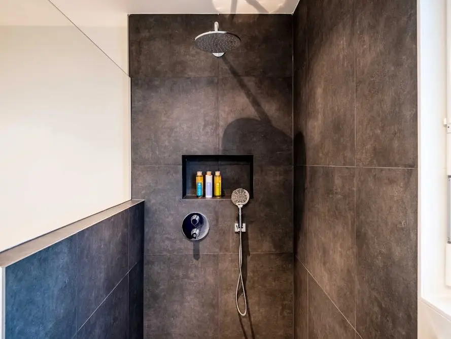 Nieuwe douchecabine met thermostatische kraan